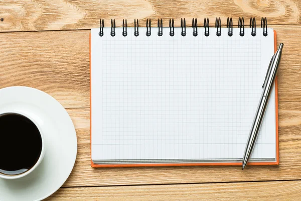 Bianco con tazza di caffè e penna — Foto Stock