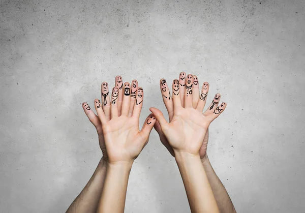 Elleri yüzleri parmakları ile