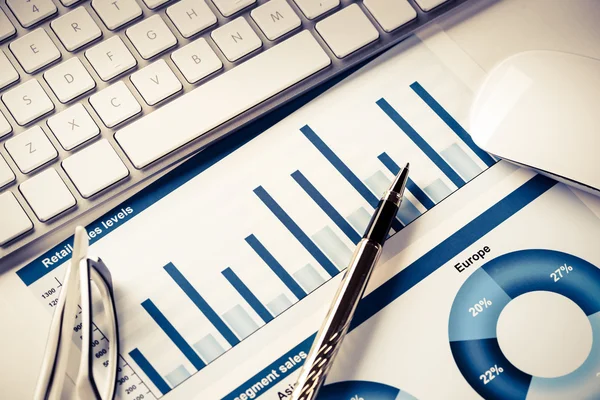 Lugar de trabajo con teclado y diagramas — Foto de Stock