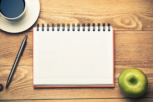 Bloco de notas com café, maçã verde e caneta — Fotografia de Stock