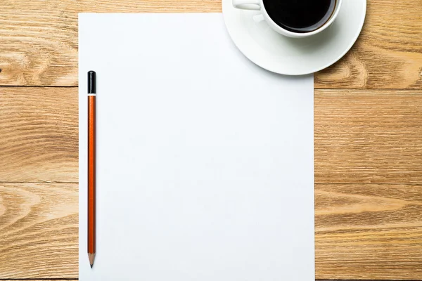 Beyaz kahve ve kalem ile boş 