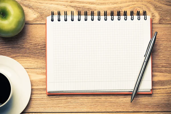 fincan kahve, elma ve kalemi kağıdına