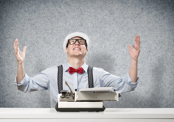 Genç yazar şapkalı adam