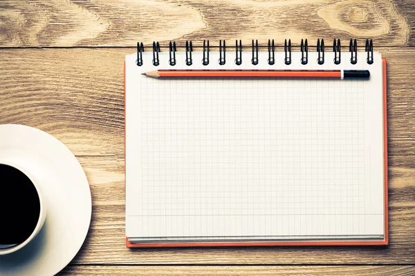 Blocco note con tazza di caffè e matita — Foto Stock