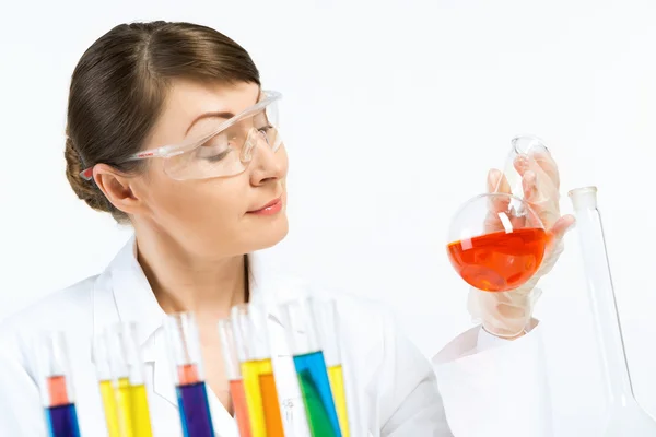 Cientista fêmea fazendo teste — Fotografia de Stock