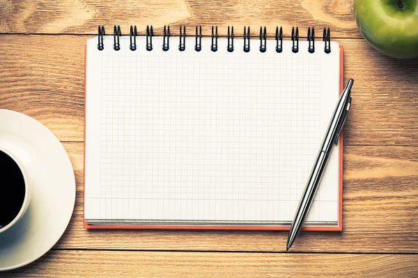 kahve, yeşil elma ve kalem ile not etmek