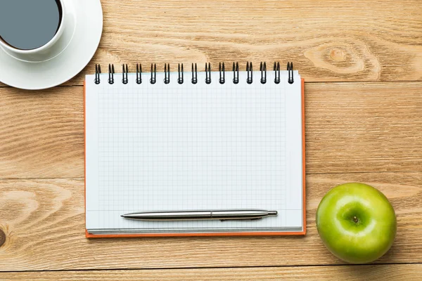 kahve, yeşil elma ve kalem ile not etmek