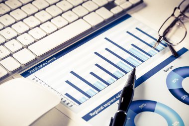 İş işyeri ile klavye ve diyagramları