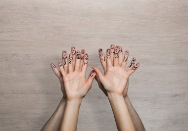 Elleri yüzleri parmakları ile