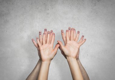 Elleri yüzleri parmakları ile