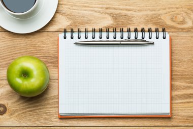 kahve, yeşil elma ve kalem ile not etmek