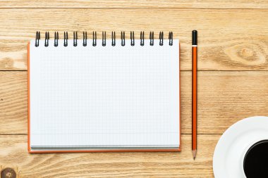 fincan kahve ve kalem ile not etmek