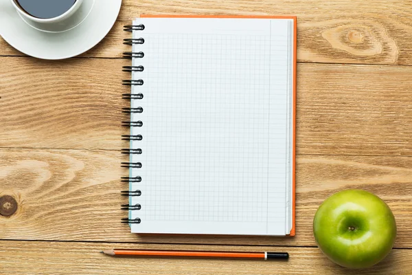 コーヒー、リンゴ、鉛筆とメモ帳 — ストック写真