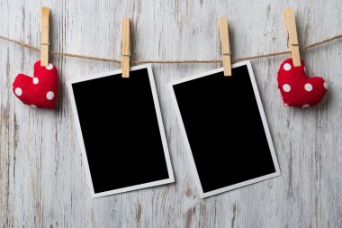 Anlık fotoğraf çerçeveleri ve sevgi kalpleri