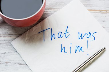 Peçeteye yazılmış romantik mesaj