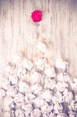 Buruşmuş kağıt toplar. 