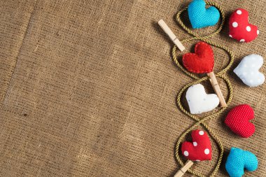 El yapımı sevgi kalpleri üzerinde kahverengi giyim