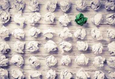 Buruşmuş kağıt toplar. 