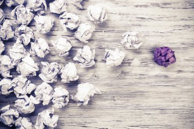 Buruşmuş kağıt toplar. 