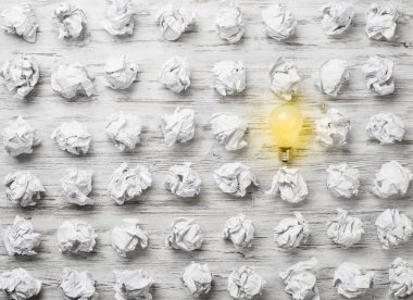 topları buruşuk kağıt ve ampul