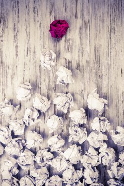 Buruşmuş kağıt toplar. 