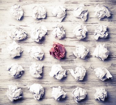 Buruşmuş kağıt toplar. 