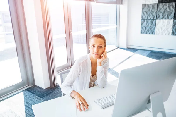 Elegante Büroangestellte — Stockfoto