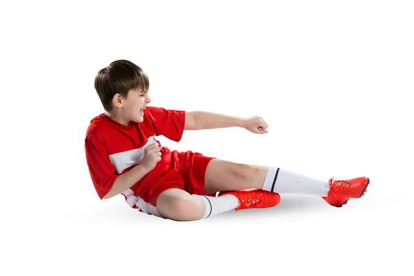 Menino jogador de futebol em uniforme vermelho — Fotografia de Stock