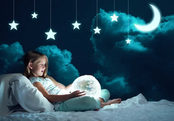 Chica en su cama y globo brillante — Foto de Stock