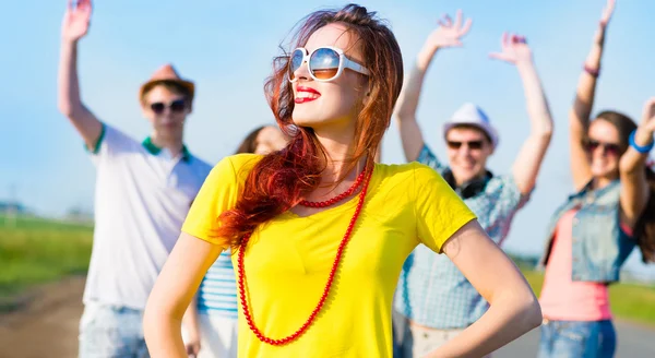 Jeune femme élégante avec des lunettes de soleil — Photo