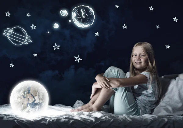 Mädchen in ihrem Bett und glühenden Globus — Stockfoto
