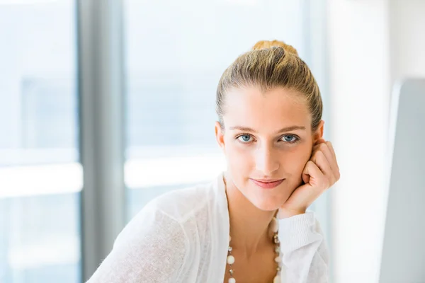 Elegante Büroangestellte — Stockfoto