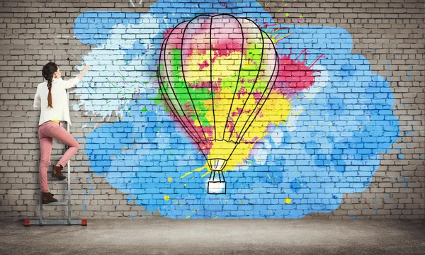 Dziewczynka farba na ścianie w kolorach — Zdjęcie stockowe