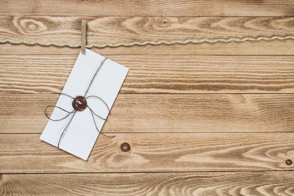 Envelope de correio na corda — Fotografia de Stock