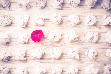 Buruşmuş kağıt toplar. 