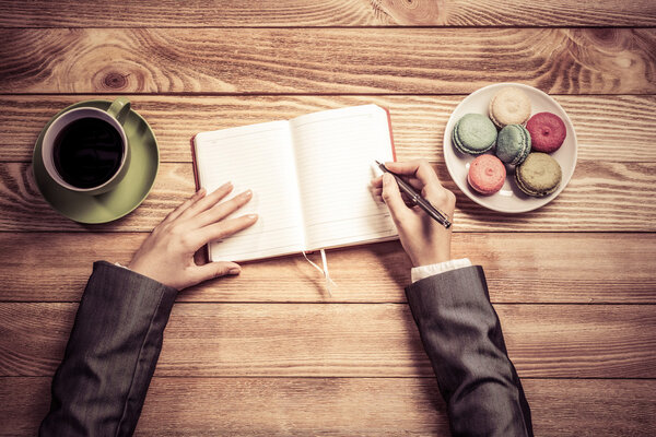 Бизнесмен делает заметки
