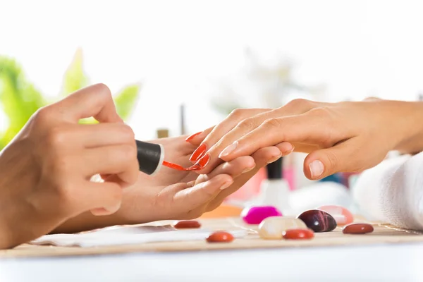 Kobieta w salonie otrzymania do manicure — Zdjęcie stockowe