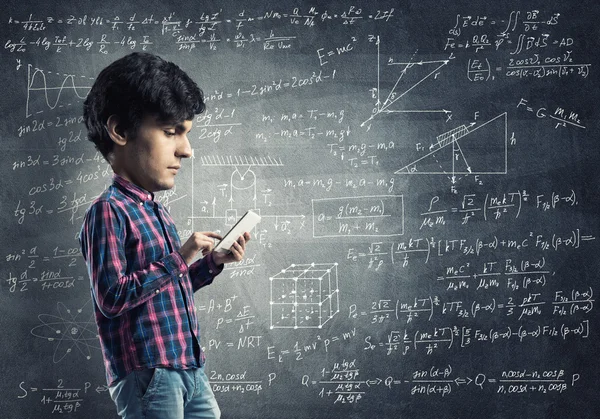 Estudante cabeçudo engraçado com tablet — Fotografia de Stock