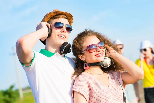 Young couple on road — Stock Photo, Image