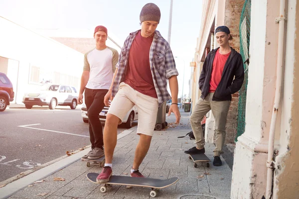 Positive Teenager-Freunde mit Skateboards — Stockfoto