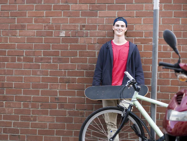 Schöner Kerl mit Skateboard — Stockfoto