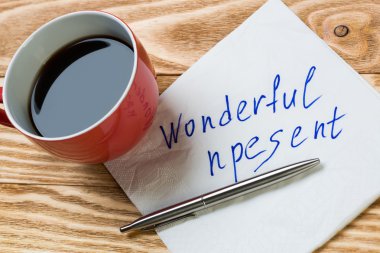 Peçeteye yazılmış romantik mesaj