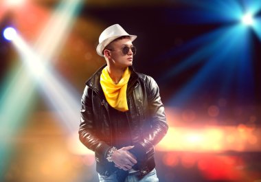 Rock yıldızı sahnede