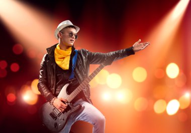 Rock yıldızı sahnede