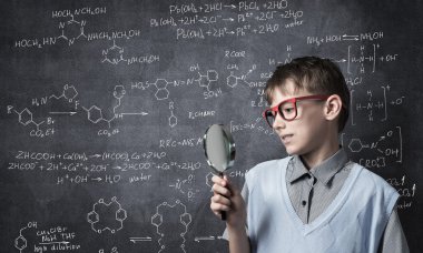 Meraklı okullu çocuk büyüteç ile