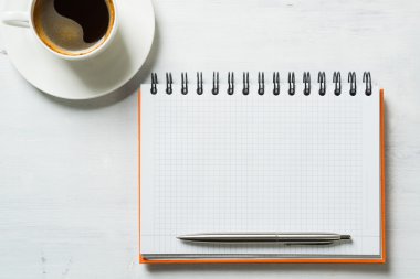 Not defteri ve kalemle kahve.