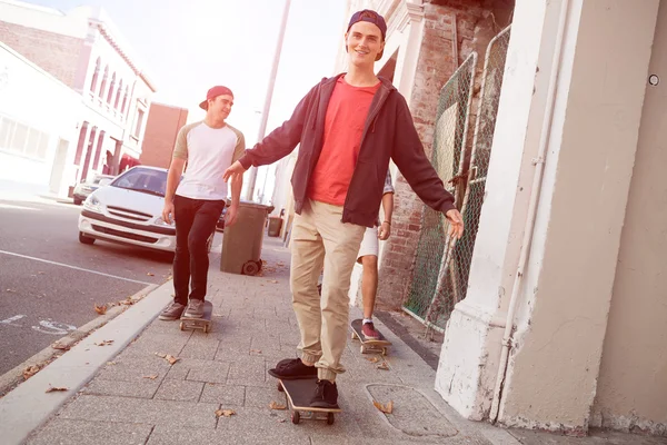 Positive Teenager-Freunde mit Skateboards — Stockfoto