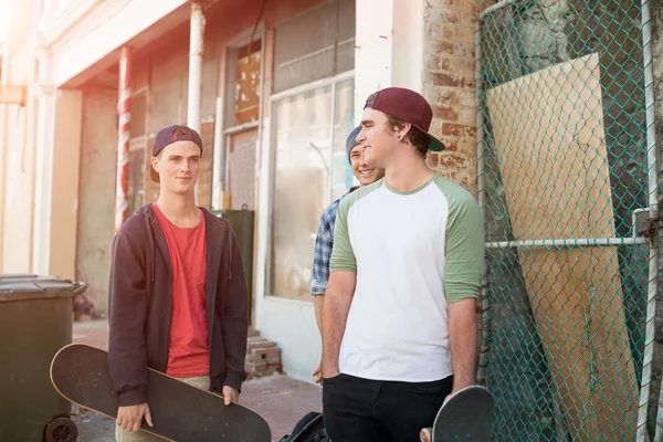 Positive Teenager-Freunde mit Skateboards — Stockfoto