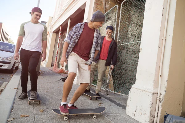 Positive Teenager-Freunde mit Skateboards — Stockfoto