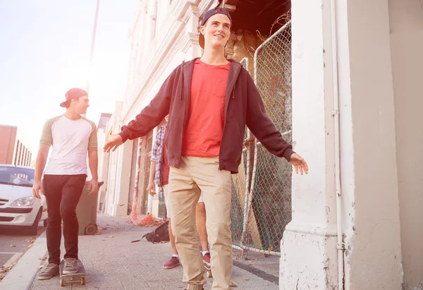 Amici adolescenti positivi con skateboard — Foto Stock